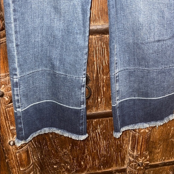 Judy Blue Cropped Wide Leg Jean High Waist
Raw Hem Denim Size 0/24 - Picture 4 of 9